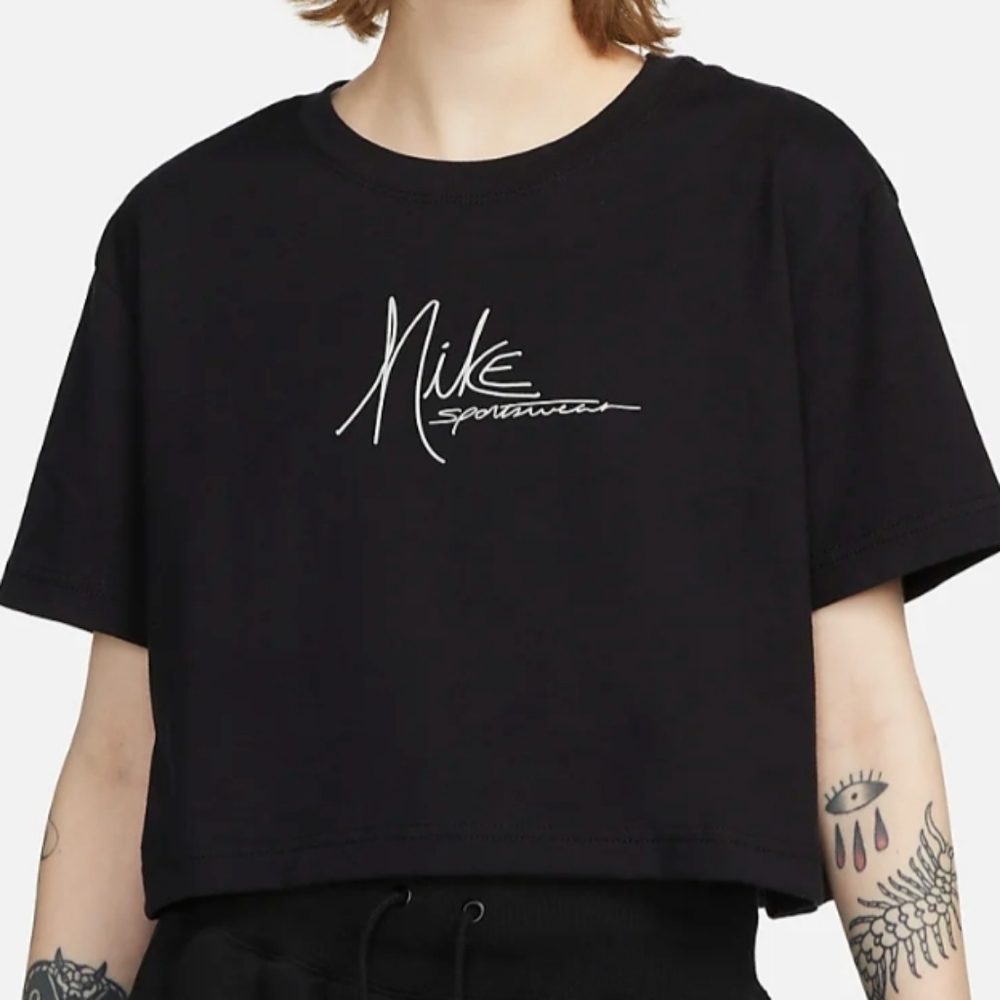 Nike Sportswear Essential Women's Cropped T-Shirt